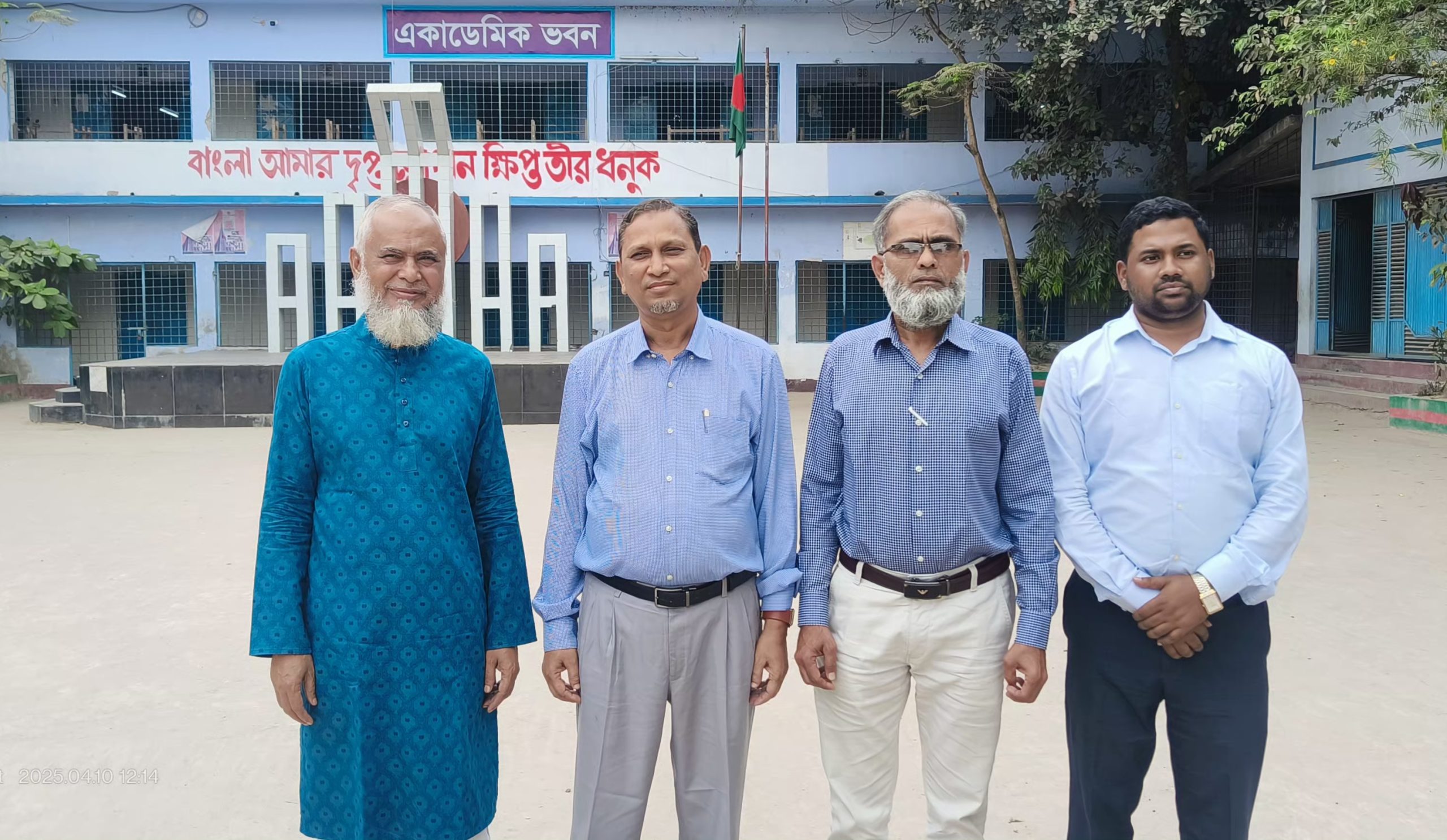 Oplus_131072 এসএসসি পরীক্ষার প্রথম দিনে প্রিমিয়ার আইডিয়াল হাই স্কুল পরিদর্শনে বোর্ড কর্মকর্তা  , সাথে  ছিলেন প্রধান শিক্ষক মোঃ চাঁন মিয়া স্যার
