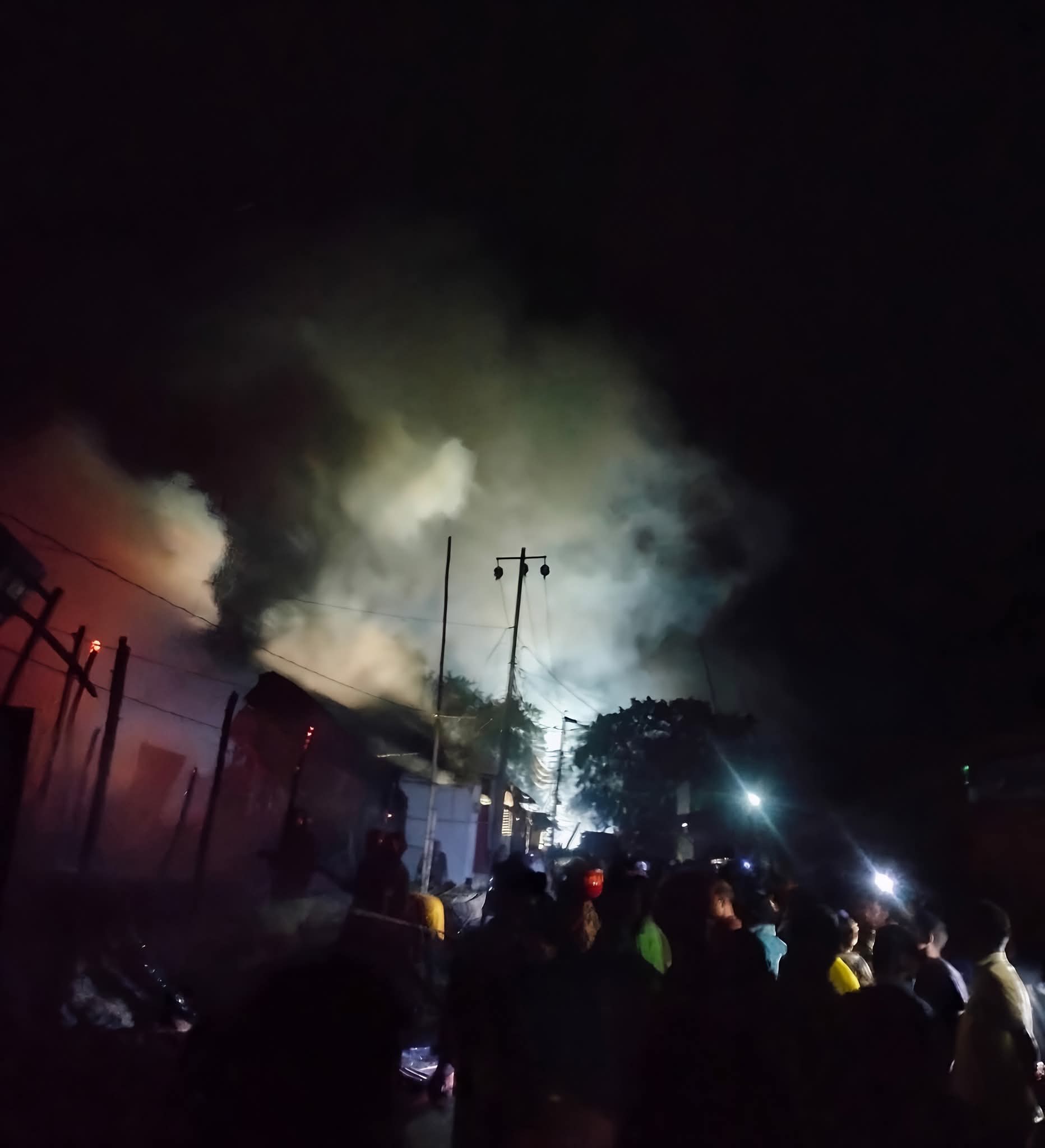হালুয়াঘাট গরুর বাজারে আগুনে পুড়ে ছাই ১২ দোকান,পরিদর্শনে বিএনপি নেতা এমরান সালেহ প্রিন্স