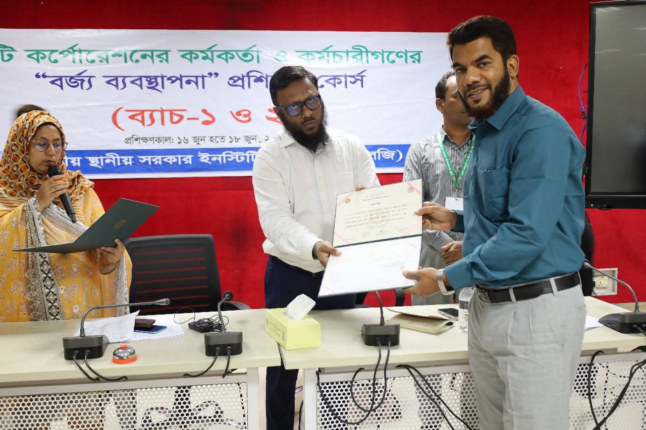 রবিউল ইসলামের প্রশিক্ষণ সনদ অর্জন নগর পরিচ্ছন্নতায় নতুন দিগন্তের সূচনা