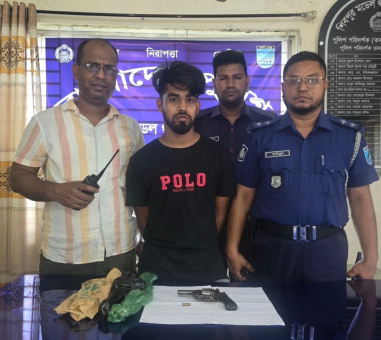শিবপুরের শীর্ষ সন্ত্রাসী শওকত অস্ত্র ও গুলিসহ গ্রেফতার