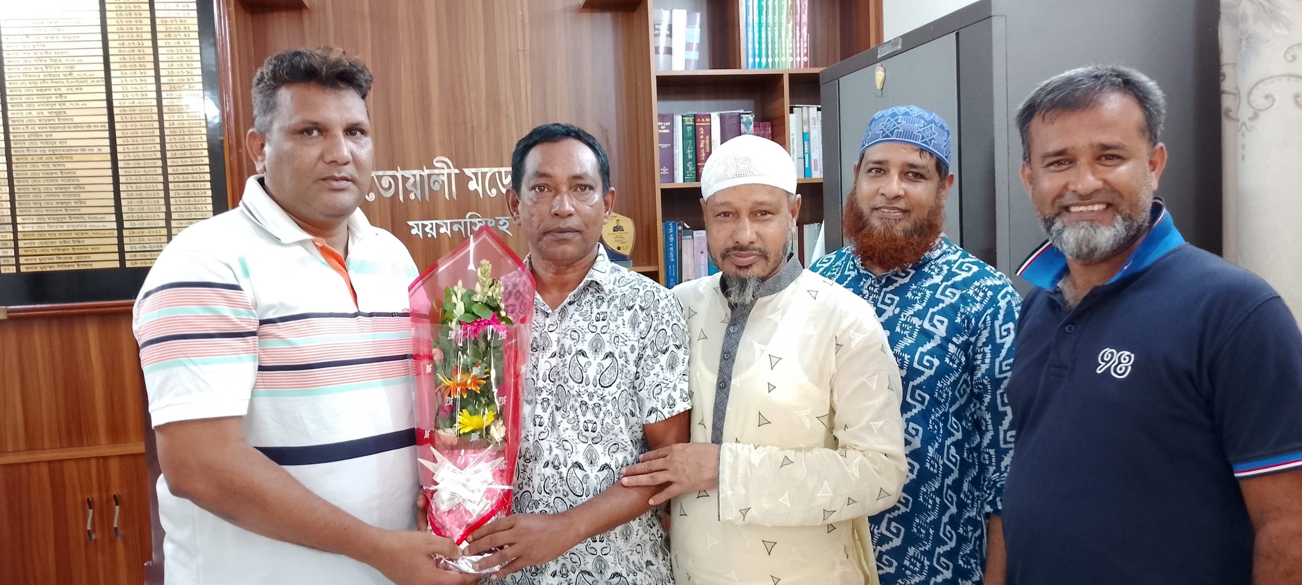 টাংপট্টি জুহুরউদ্দিন রোড সমিতির পক্ষ থেকে কোতোয়ালি থানার ওসি শিব্বিরুল ইসলামকে ফুলেল সংবর্ধনা
