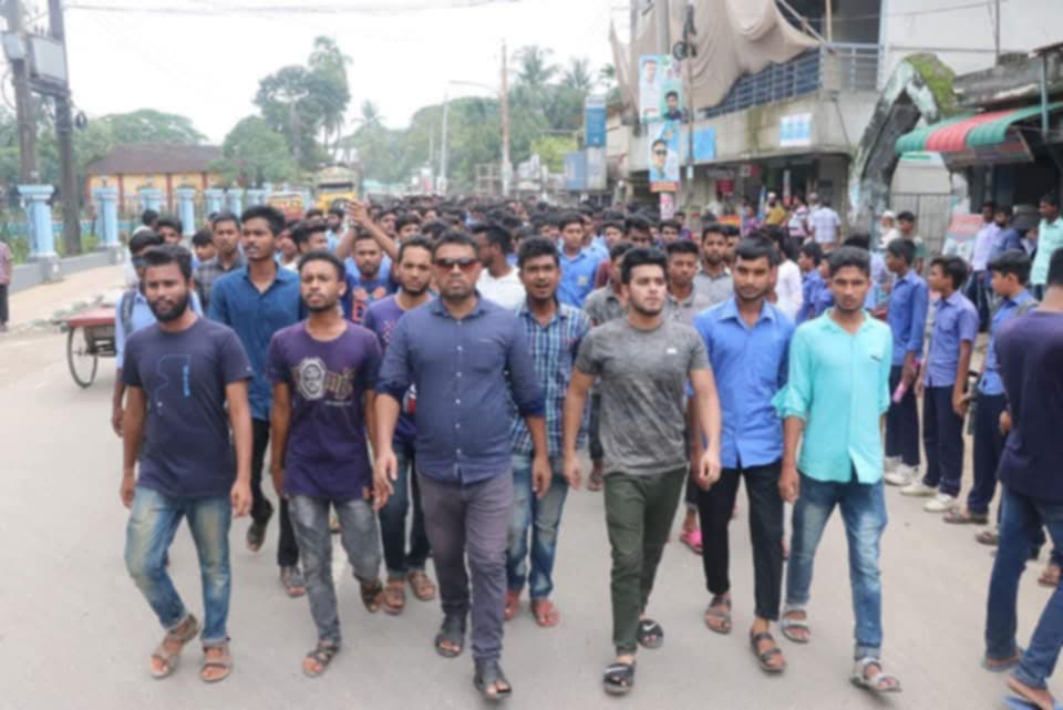 ওএমএস চাল কালোবাজারি ও হামলার অভিযোগে অভিযুক্ত যুবলীগ নেতা প্রকাশ্যে, প্রশাসনের নীরবতা নিয়ে জনমনে প্রশ্ন