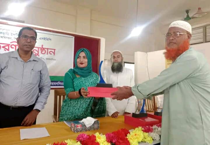 নান্দাইলে কৃতি শিক্ষার্থীদের মাঝে পুরস্কার বিতরণ।