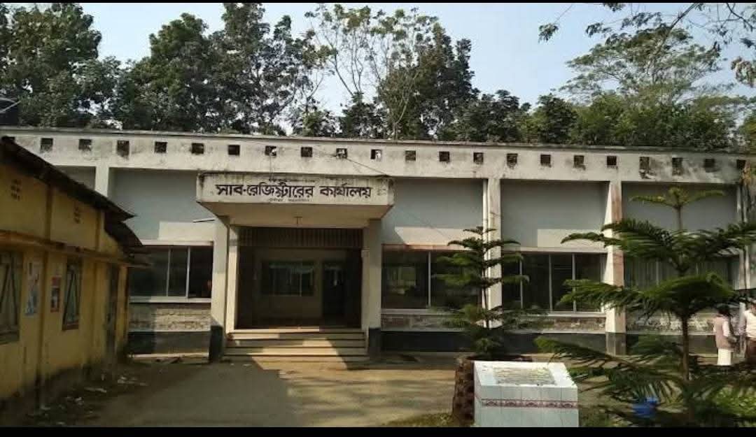 গৌরীপুর সাবরেজিস্ট্রি অফিসে অনিয়মের অভিযোগে উত্তেজনা